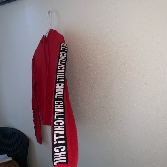 Red cropped ling sleeve with “Chill!” on sleeves - Picture 2 of 4
